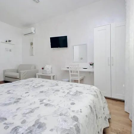 Giuly Oda ve Kahvaltı Fiumicino